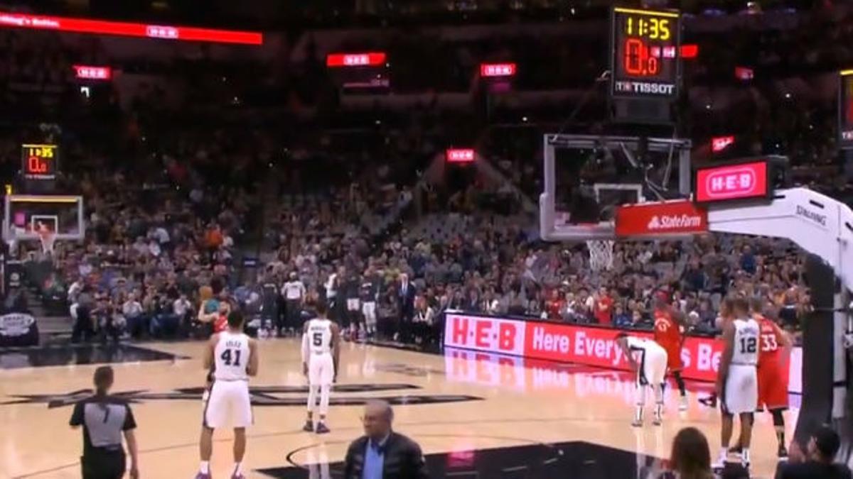 El emotivo homenaje a Kobe de San Antonio y Toronto en pleno partido