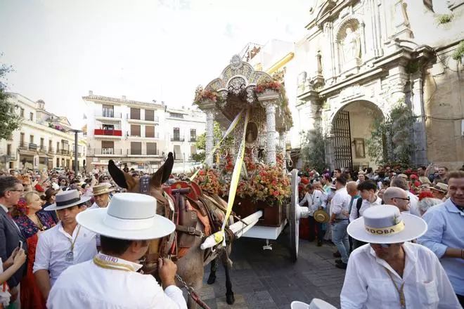 La hermandad del Rocío de Córdoba parte hacia Almonte entre imágenes de fe y emoción