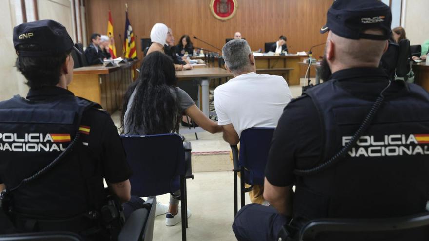 Milagros H. H., la principal acusada, junto a su esposo, durante el juicio en la Audiencia Provincial.