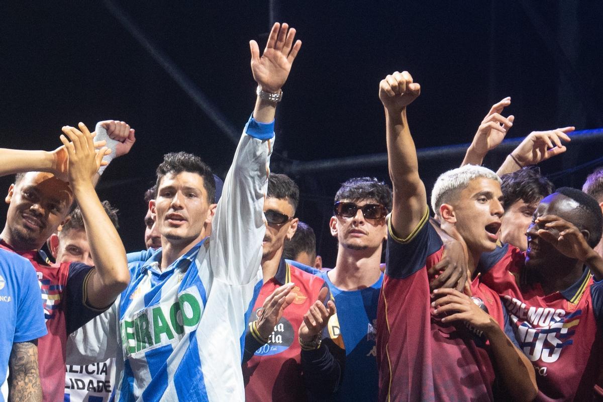 Así fue la llegada del Deportivo a Riazor: apoteosis en la explanada Así fue la llegada del Deportivo a Riazor: apoteosis en la explanada