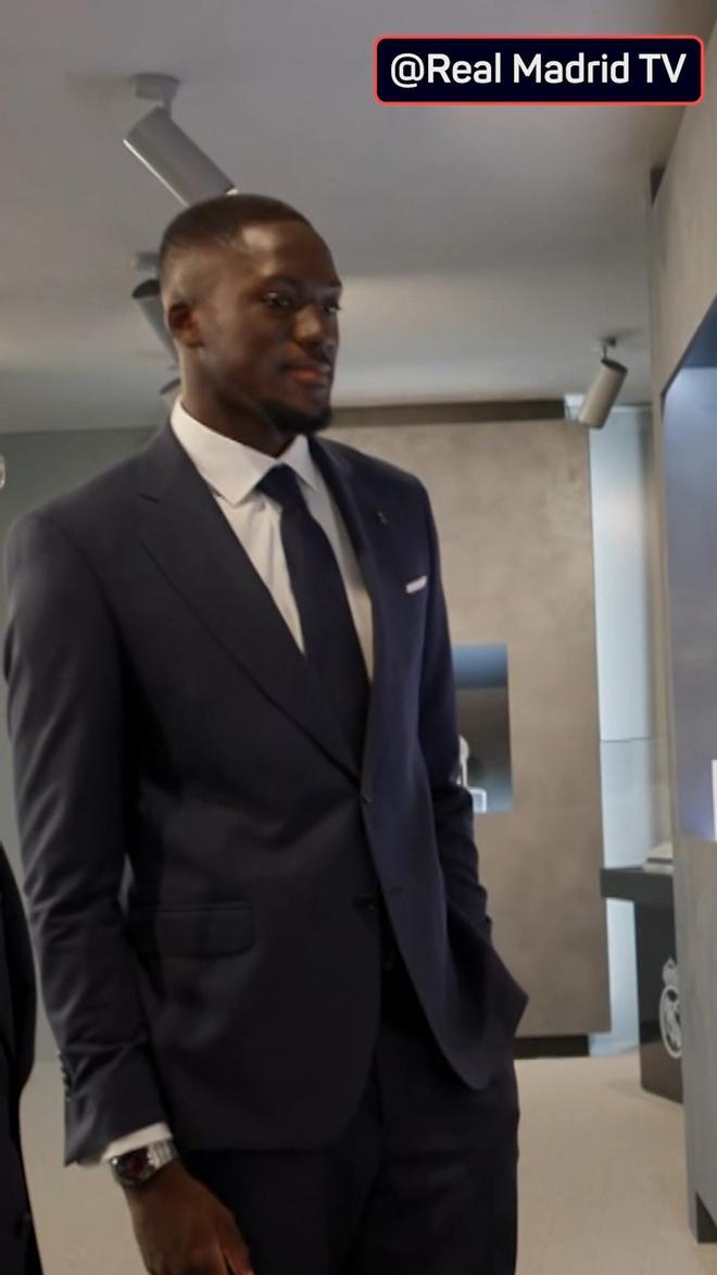 El Real Madrid presenta a Konaté: "Fue la primera camiseta que tuve de niño"