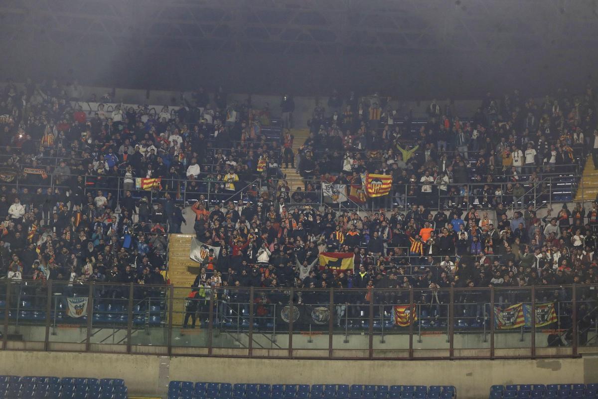 Aficionados del Valencia CF en la grada de San Siro durante el partido ante el Atalanta el 19 de febrero de 2020.