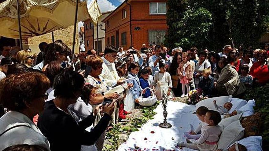 Niñas y niños de Primera Comunión y bebés en la última fiesta del Corpus de Venialbo.