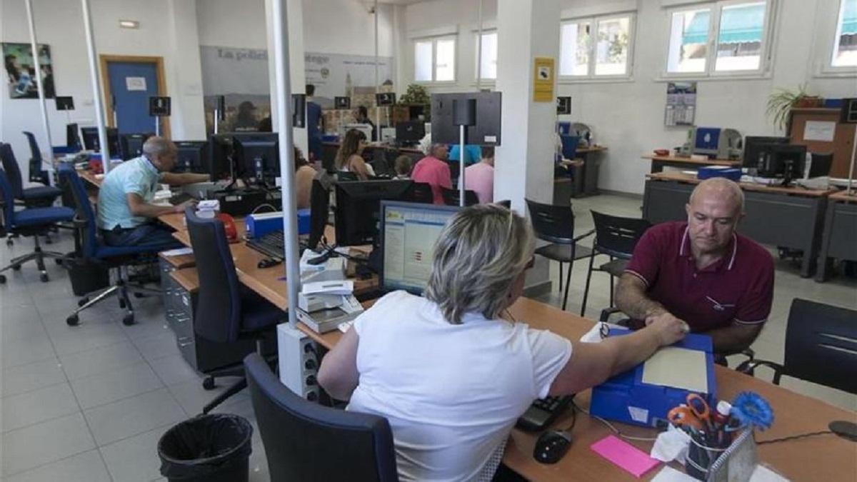 Varias personas renovando el DNI en una de las oficinas de Córdoba.