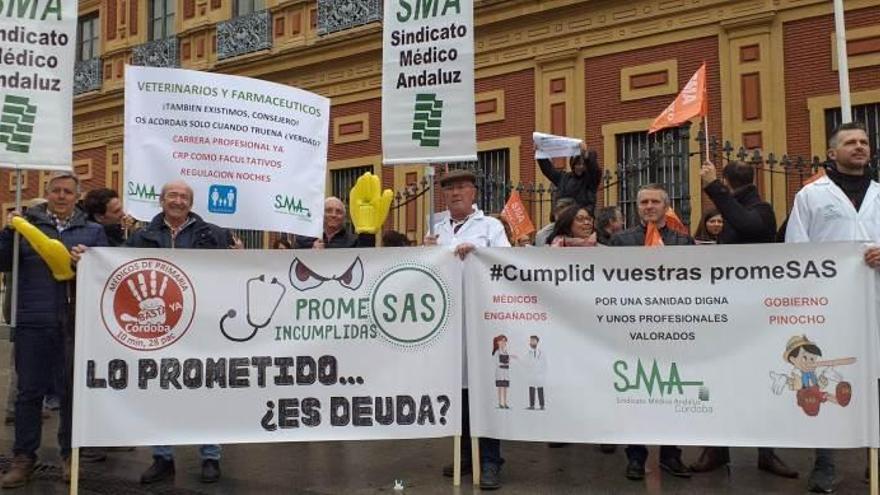 Unos 300 facultativos piden que la Junta de Andalucía cumpla los compromisos con la sanidad pública