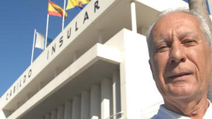 José Luis Santana, el pasado viernes ante la Casa Palacio del Cabildo de Gran Canaria. i JUAN CARLOS CASTRO