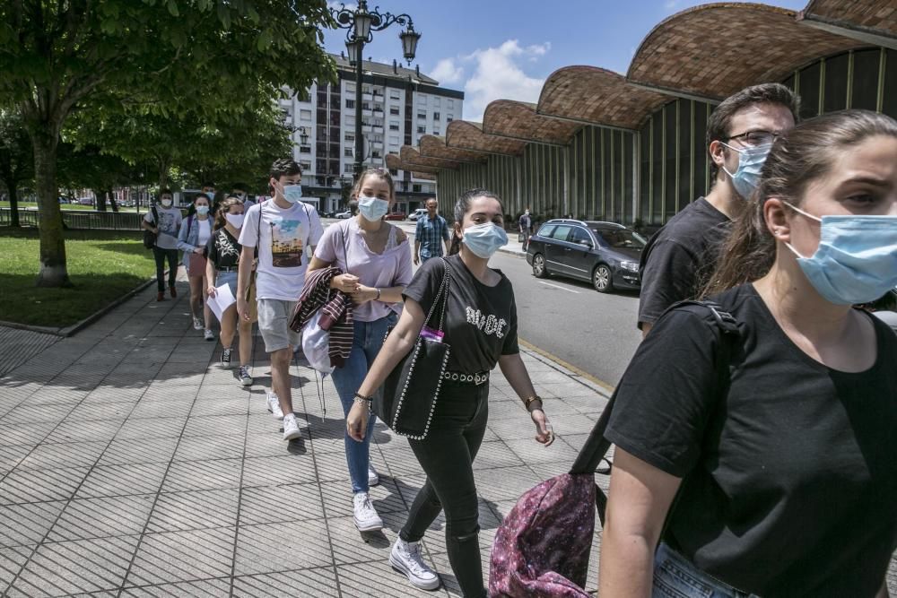 Primer día de la EBAU con mascarilla en Asturias