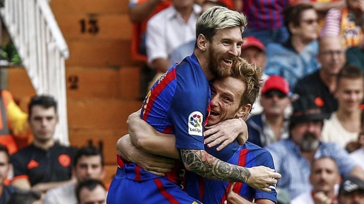 Ivan Rakitic levanta a Leo Messi tras marcar el argentino el primer gol del Valencia-Barça.