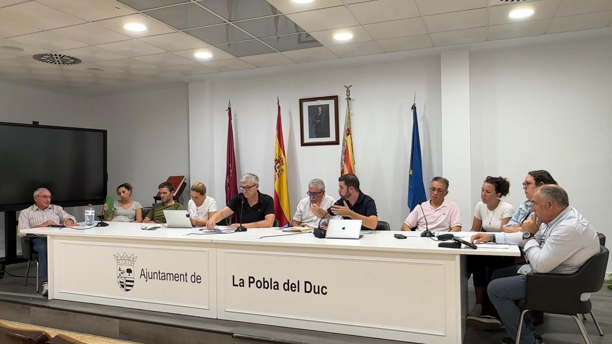 Un pleno en el Ayuntamiento de la Pobla del Duc celebrado en junio de 2025.