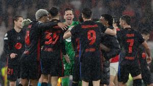 Los jugadores del FC Barcelona celebran la victoria en Champions contra el Benfica