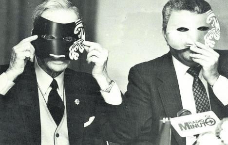 El alcalde Juan Rodríguez Doreste y Manolo García, enmascarados.