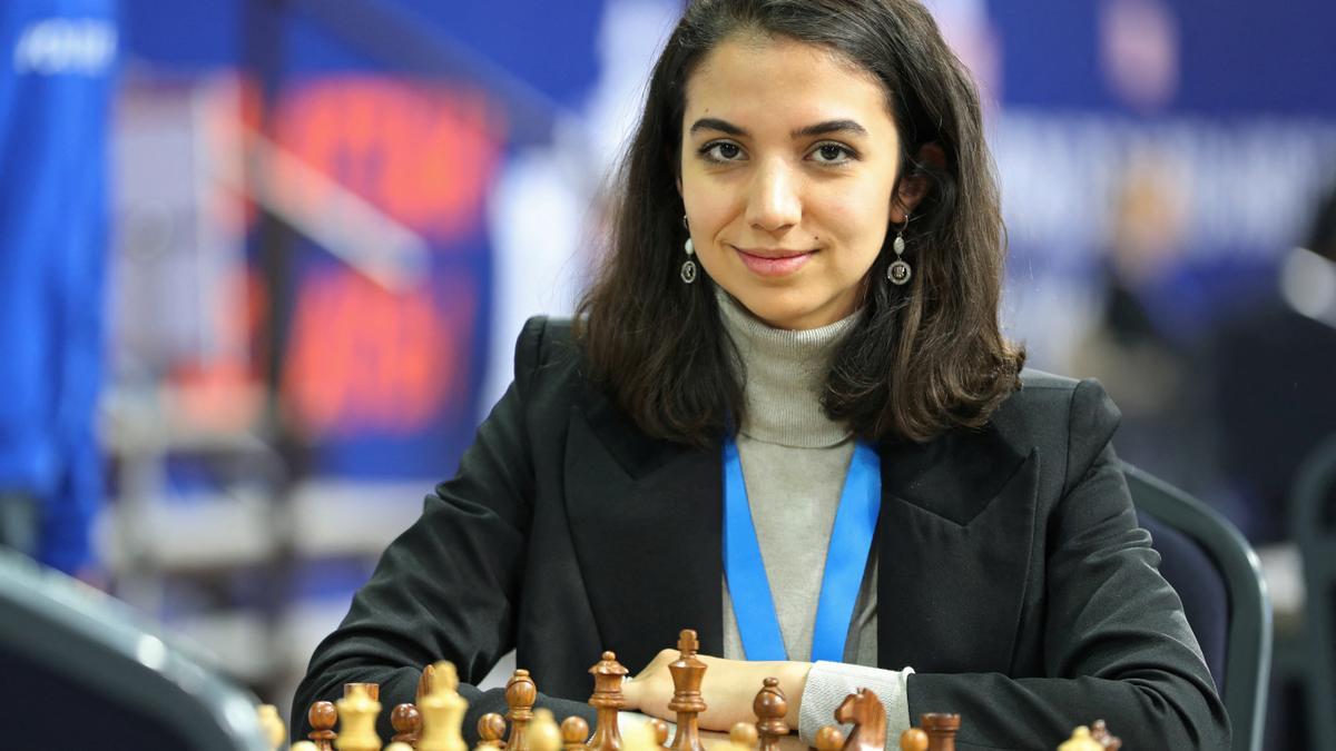 La ajedrecista iraní Sara Khademalsharieh, durante una partida en el mundial de Almaty.