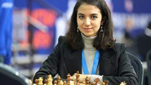 La ajedrecista iraní Sara Khademalsharieh, durante una partida en el mundial de Almaty.