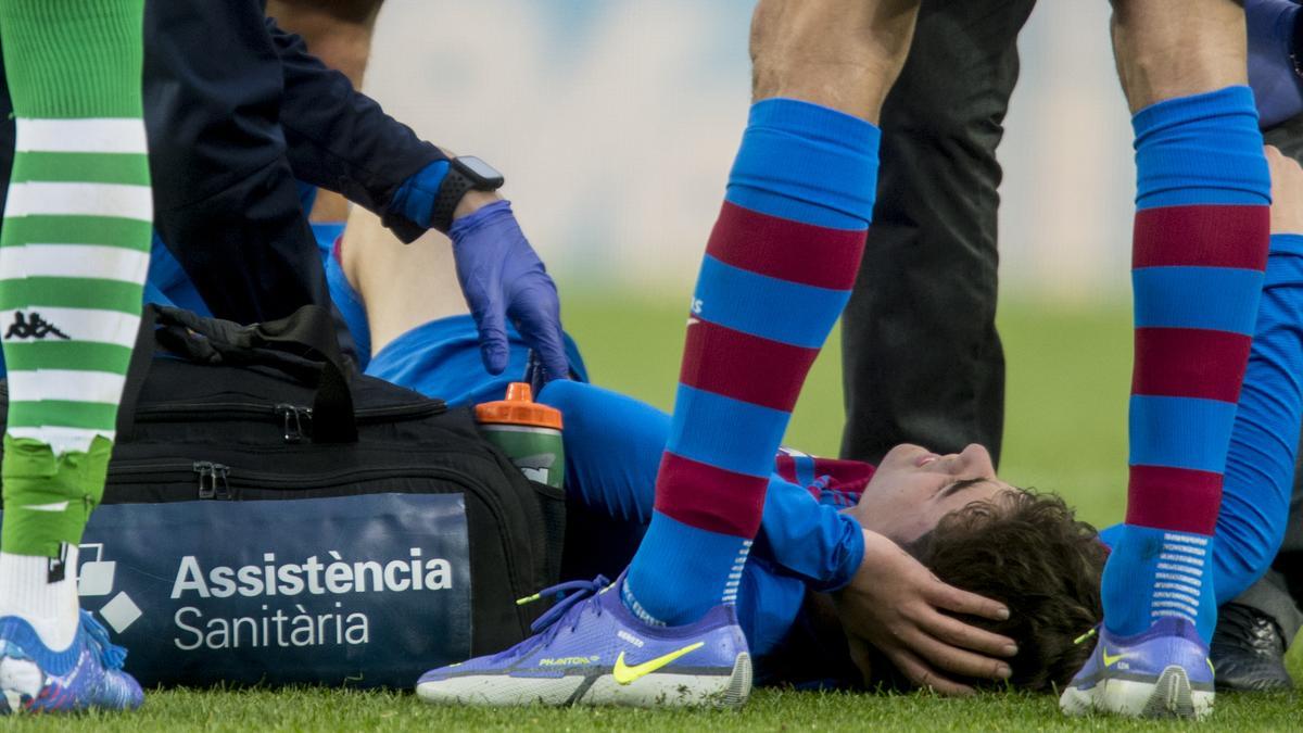 Gavi atendido por un golpe de balón en la cabeza durante la primera parte del partido de liga entre el Barça y el Betis   