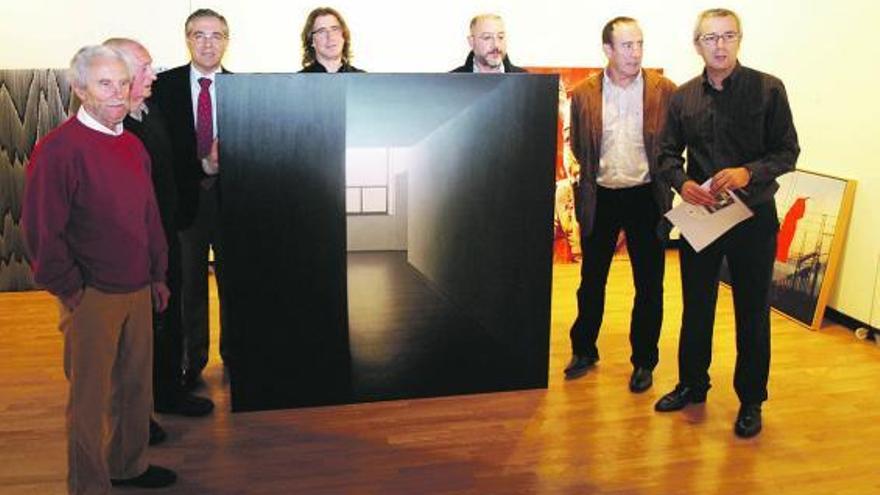 Por la izquierda, Bartolomé, Baragaña, Noval, Gea, Ortega, Rodríguez y Ramón Quirós, junto a la obra ganadora.
