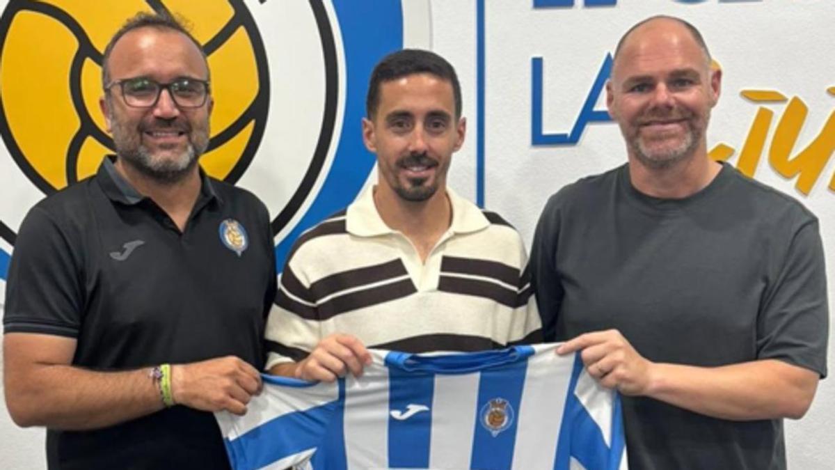 Nico Cháfer vuelve al CF Gandia. En la imagen, junto al presidente y el director deportivo