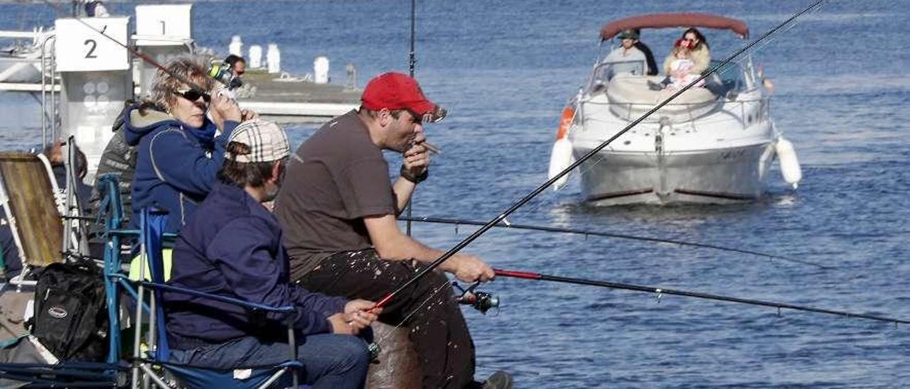 Pescadores recreativos en el muelle de Bouzas el pasado marzo. // José Lores