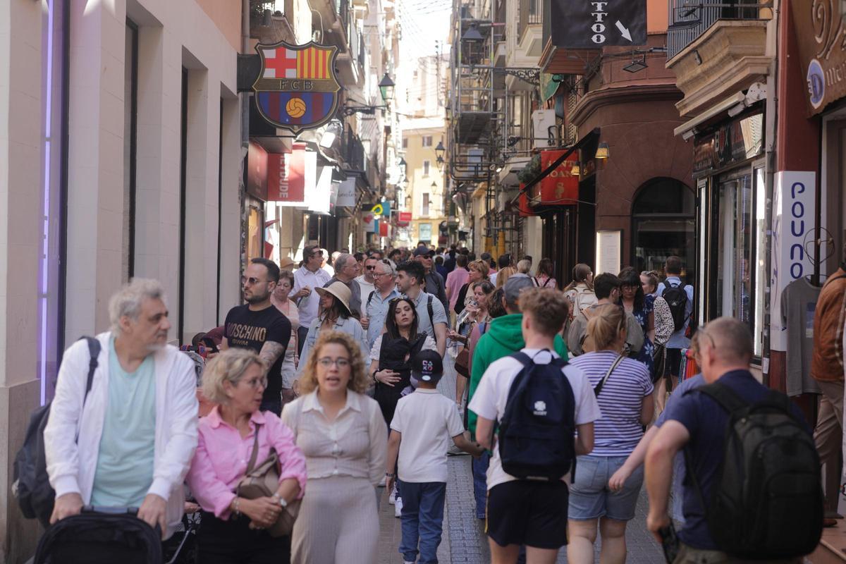 Gente paseando por el centro de Palma
