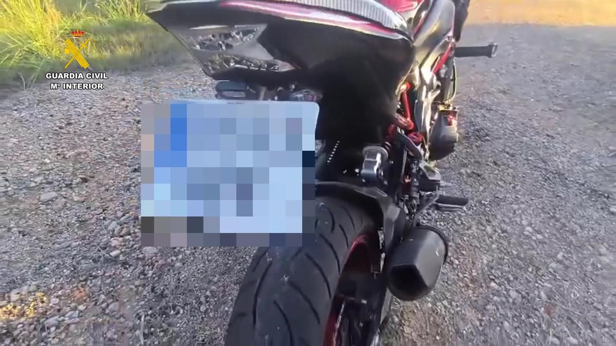 Sorprenden a un motorista al adelantar a gran velocidad por el arcén a un coche camuflado de la Guardia Civil