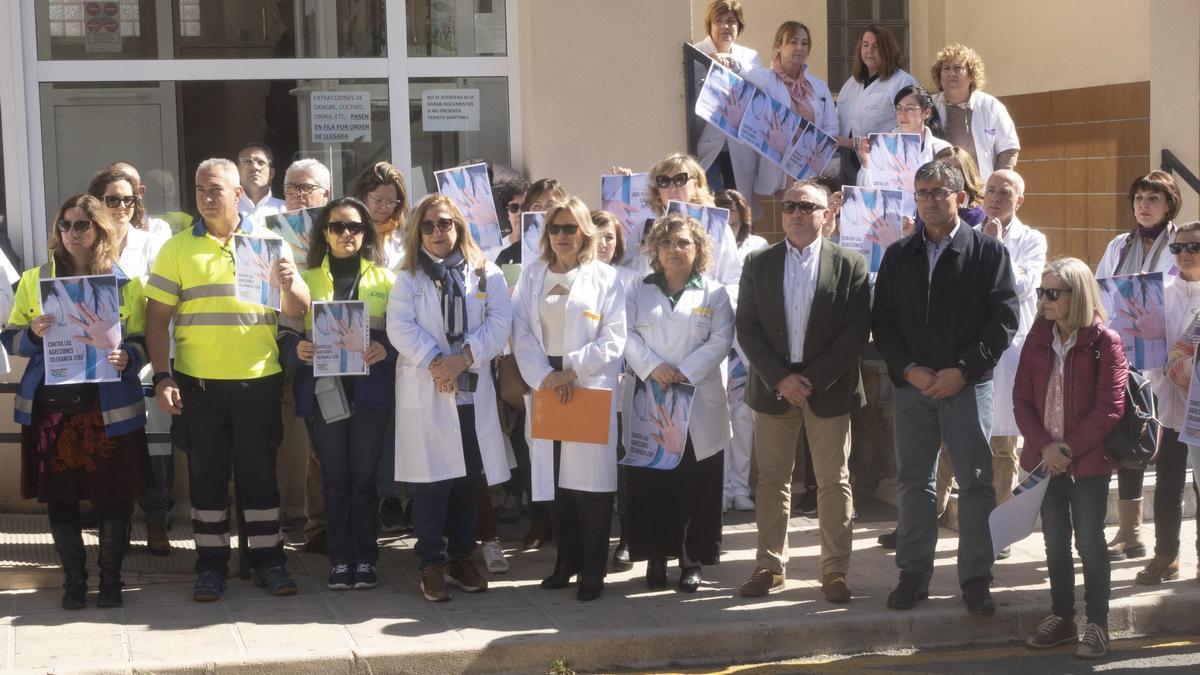 Concentración el pasado mes de marzo a las puertas del centro de salud de Moratalla ante los casos de agresiones al personal médico.