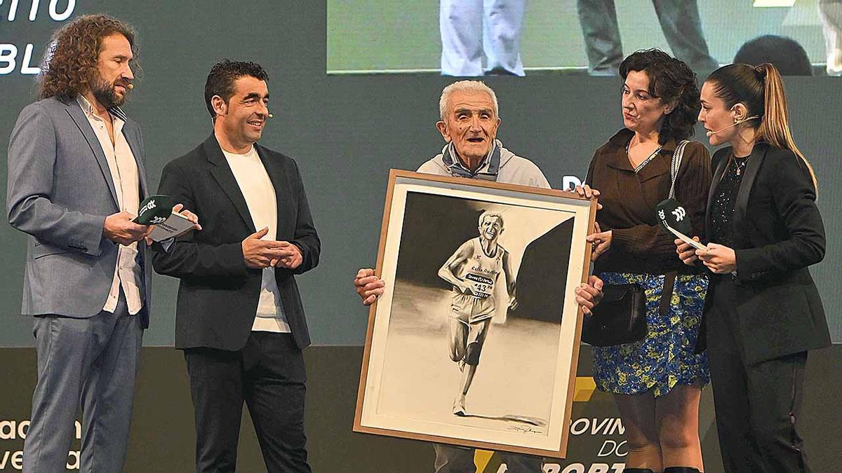 Rosales recibe el regalo de la Diputación.