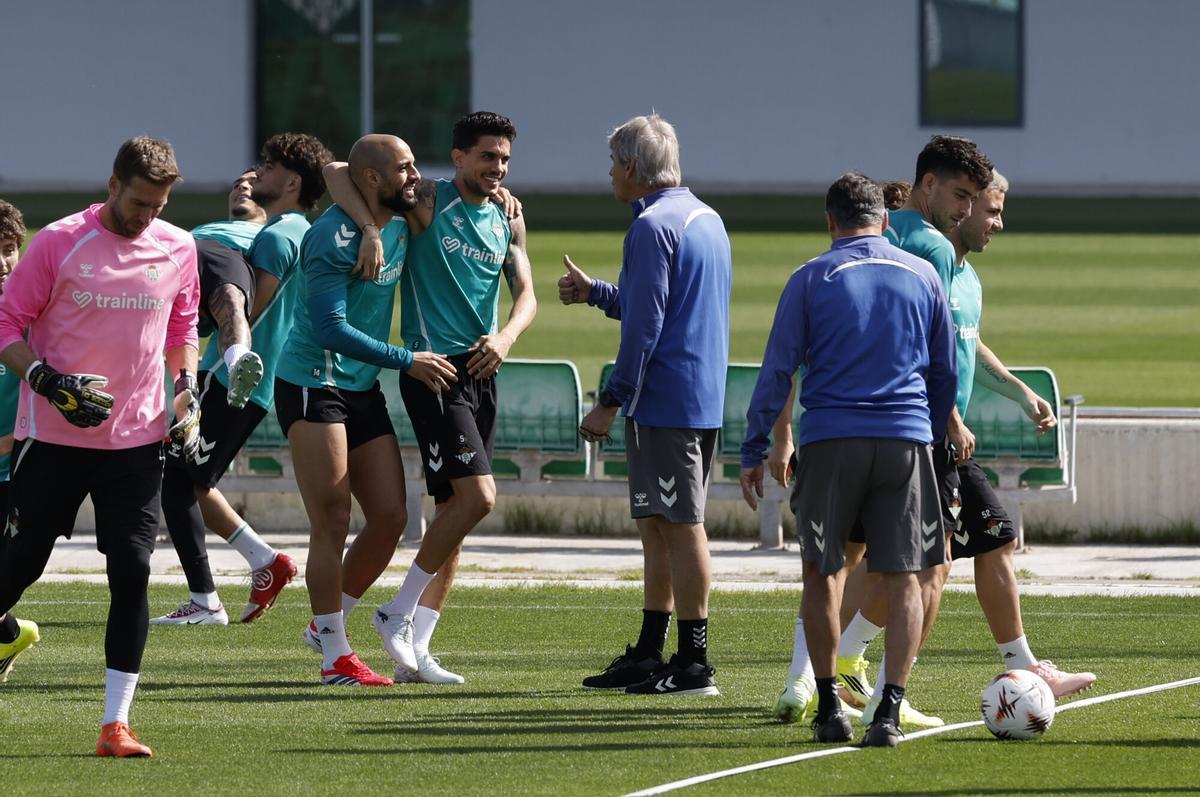 El entrenador chileno del Betis Manuel Pellegrini (c), durante el entrenamiento previo al encuentro de vuelta de los octavos de final de la Liga Europa este miércoles en Sevilla. El conjunto sevillano necesita remontar ante el Panathinaikos el 1-0 sufrido en Atenas.-EFE/ Julio Muñoz