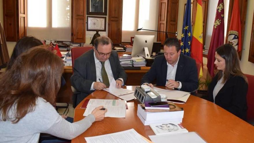 El rector Orihuela durante la firma del convenio con el Consitorio muleño.