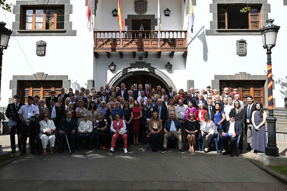 El centenar de civiles que juró bandera en Firgas.