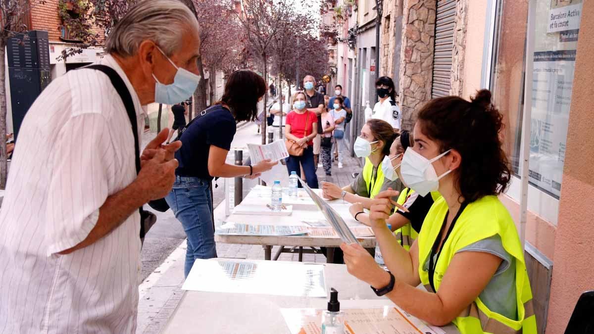 Colas para hacerse PCR en Trinitat Vella.