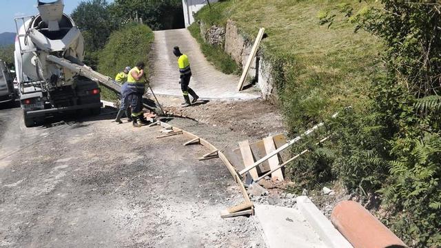Los trabajos en la carretera de La Camperona. | PRINCIPADO DE ASTURIAS