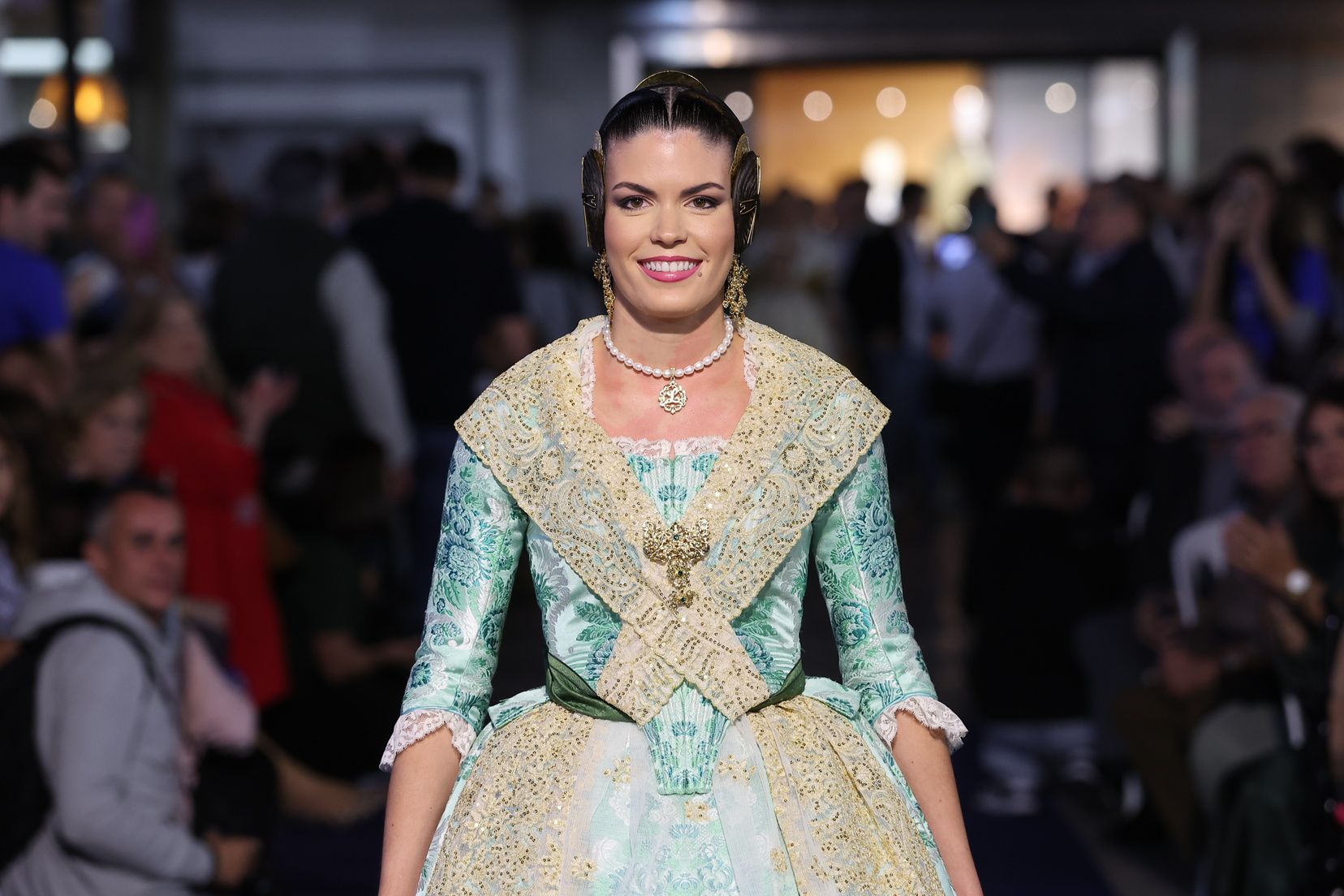 Laura Llobell, que desfilo destacada por ser de la falla Exposicin