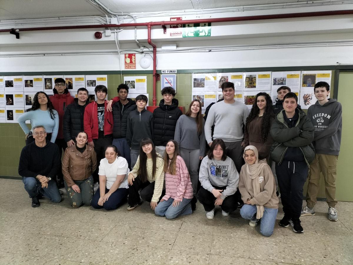 El IES Félix de Azara de Zaragoza expone 100 carteles sobre la mujer trabajadora en el arte con motivo del 8M