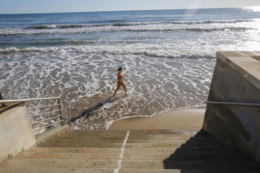 La tormenta destroza y engulle las playas de Valencia