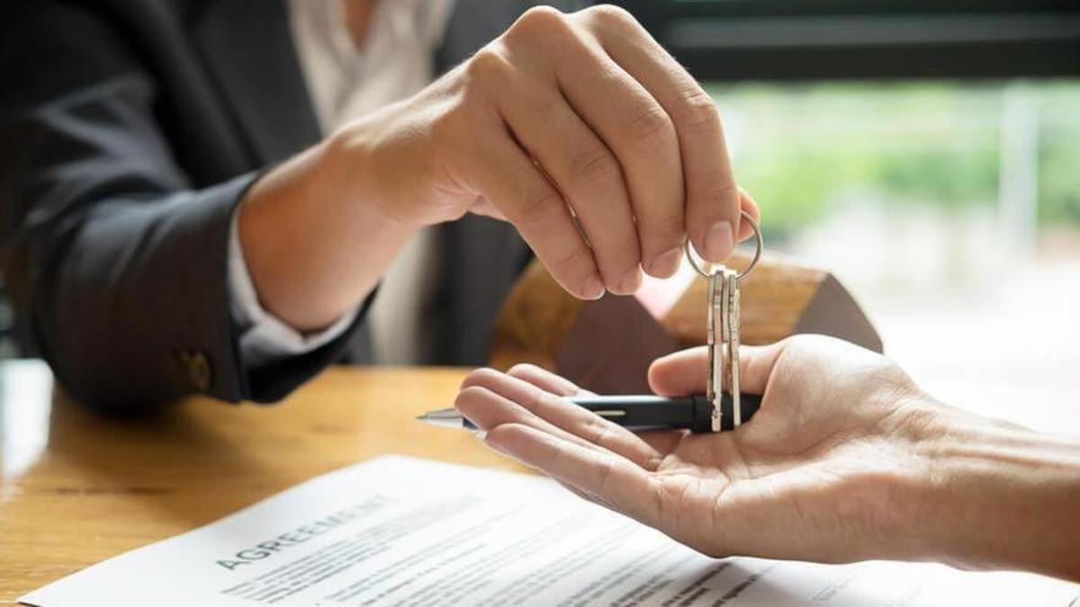 Entrega de las llaves de una vivienda.