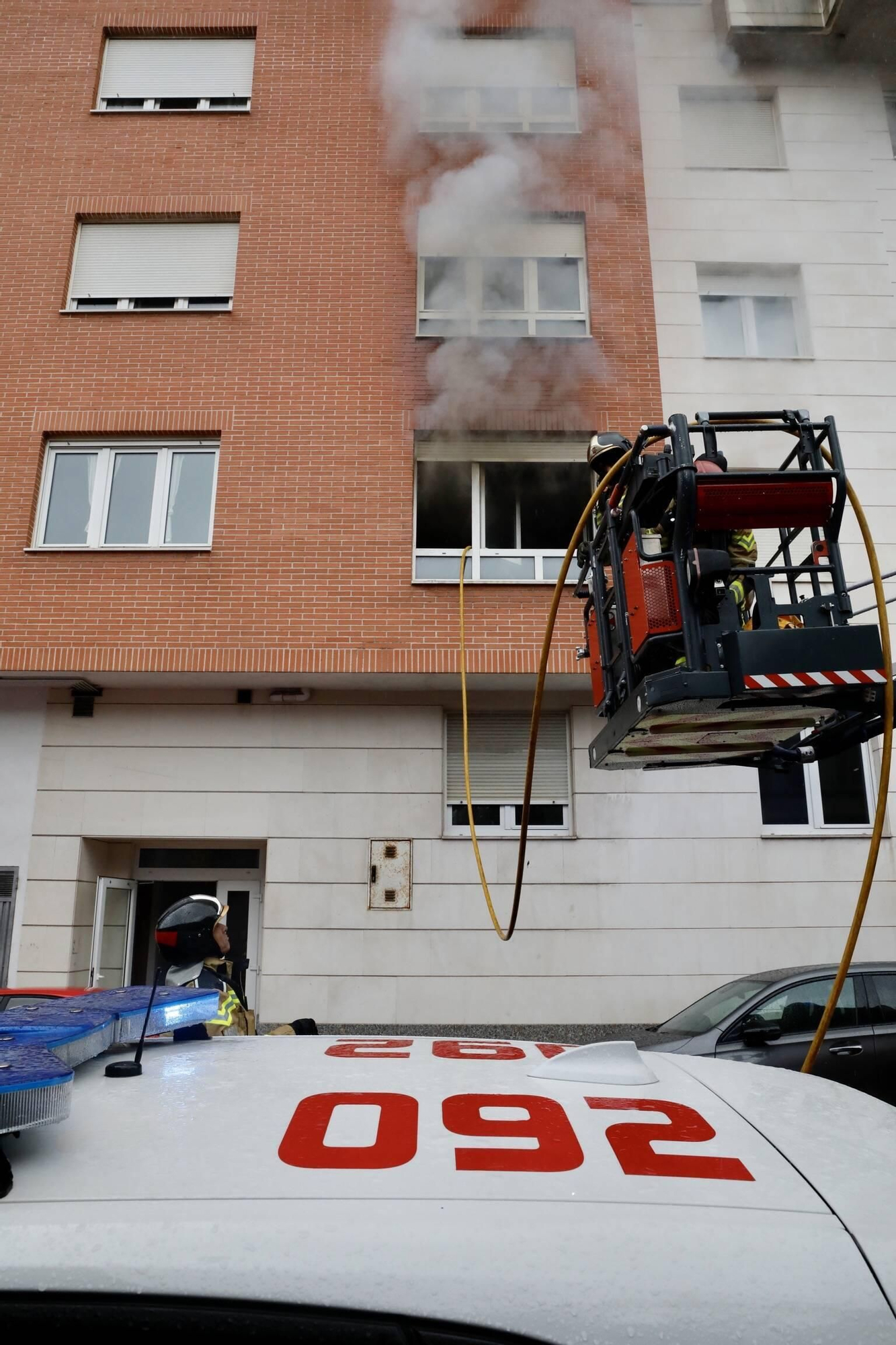 Un incendio en Gijón obliga a desalojar a varios vecinos (en imágenes)