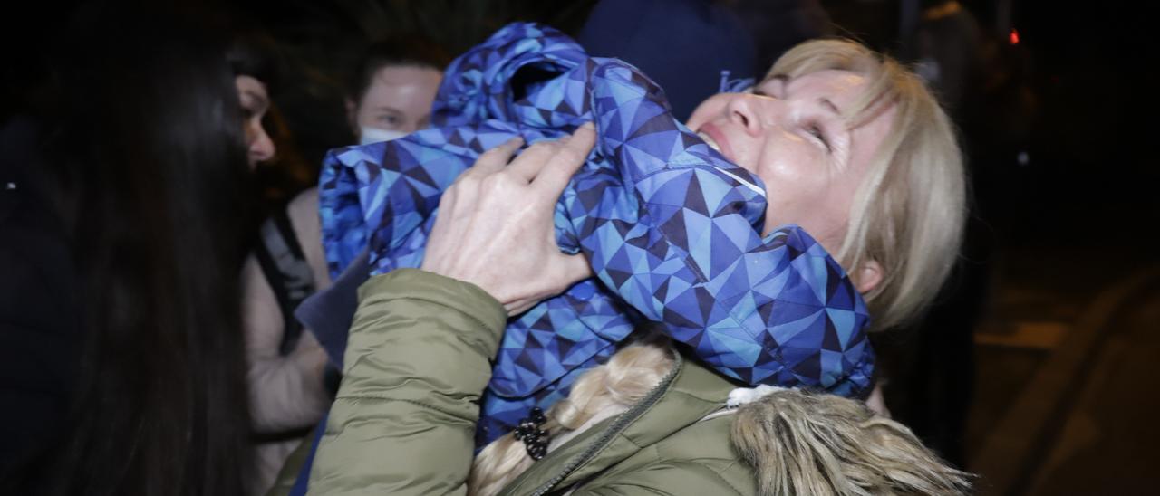 Una mujer abraza a un niño tras su llegada a Málaga desde Ucrania.