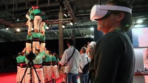 Un espectador contempla con una gafas la actuación de los Castellers de Vilafranca, en directo y tecnología 360º.