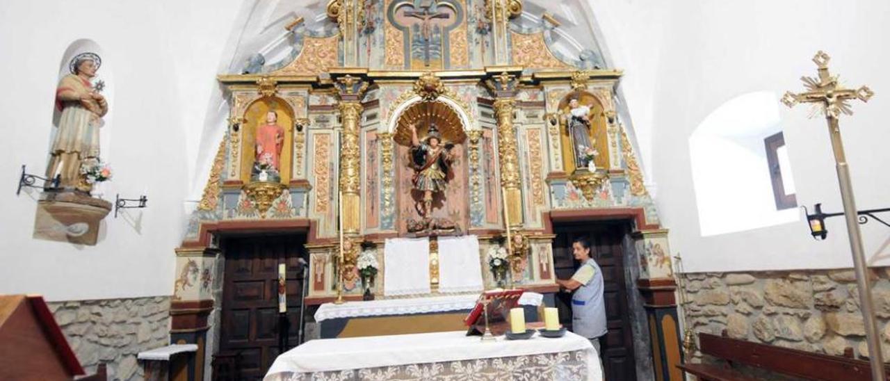 El altar de la iglesia de San Miguel, en Conforcos, Aller.