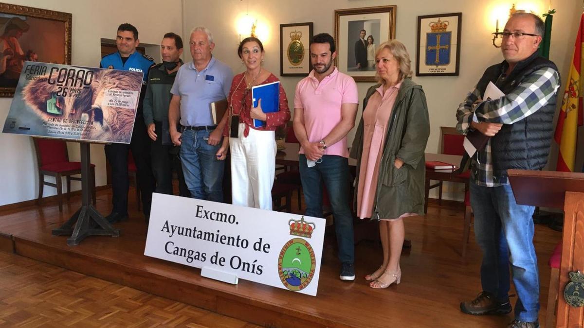 Asistentes a la reunión de coordinación de la feria, ayer, en el Ayuntamiento de Cangas de Onís. | M. Villoria