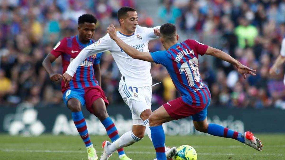 Lucas Vázquez, ante Ansu Fati y Jordi Alba en un Barcelona-Real Madrid.