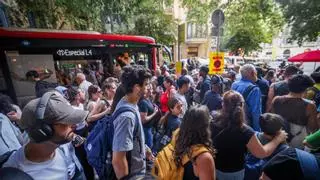 Nervios y colas en el primer día de cortes en la línea 4 de metro