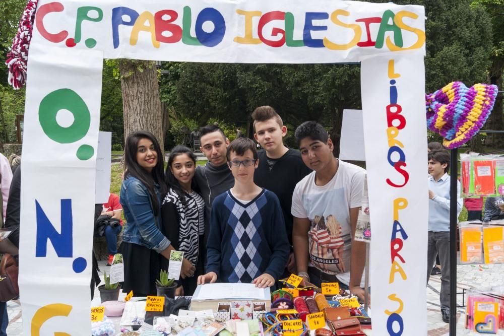 Mercadillo de escolares en el Paseo de Los Álamos de Oviedo