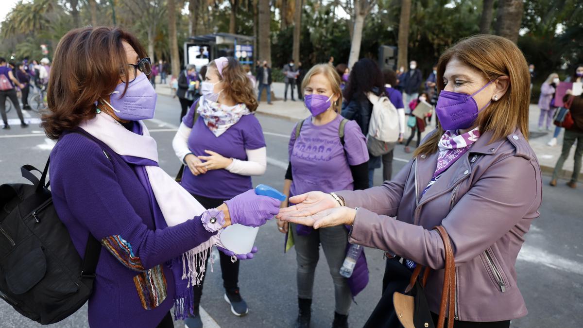 Baile feminista por el 8M en el Paseo del Parque de Málaga