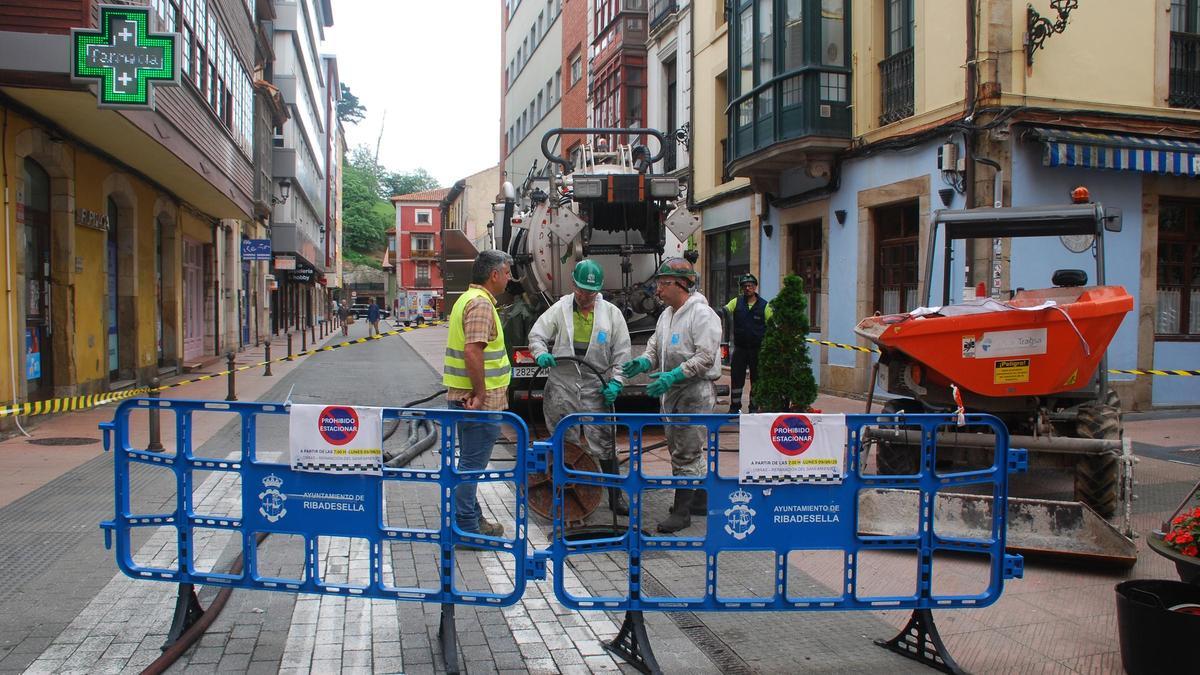 Obras en la calle Comercio de Ribadesella.