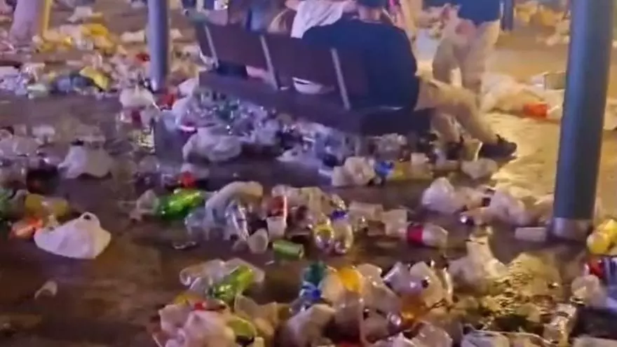 El PSOE de Murcia denuncia las basuras y orines acumulados en las calles en plenas fiestas