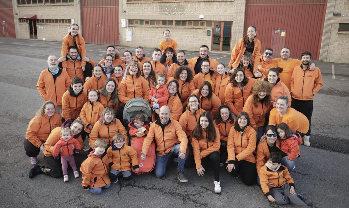 La charanga «La última y marchamos», en un ensayo en el polígono de Somonte, en Sotiello. | JUAN PLAZA