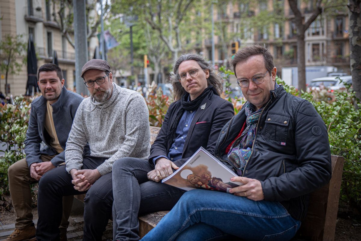 Javier Sierra, en Barcelona junto a los autores de la versión en cómic de su novela 'La pirámide inmortal', Salva Rubio, Cesc Dalmases y Roger Surroca (de derecha a izquierda).