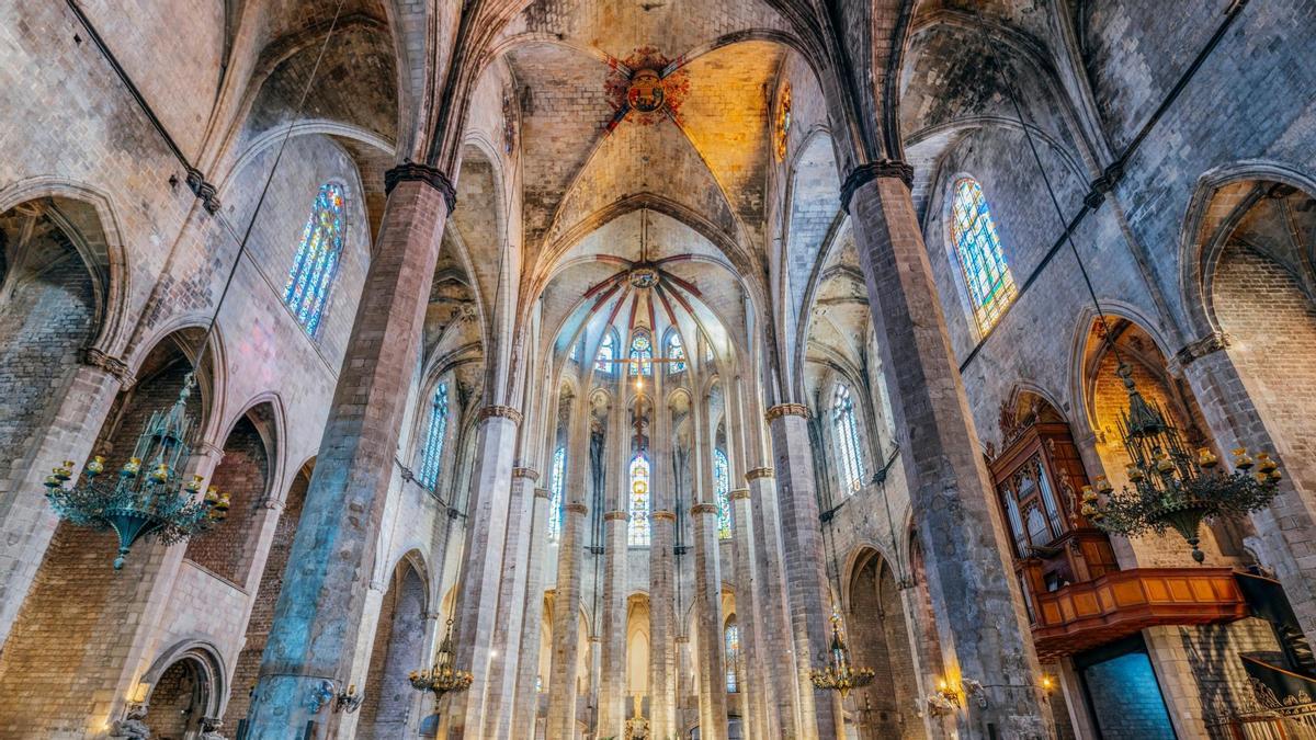 La Basílica de Santa María del Mar, en barrio gótico de Barcelona fue construida entre  1329 y 1383