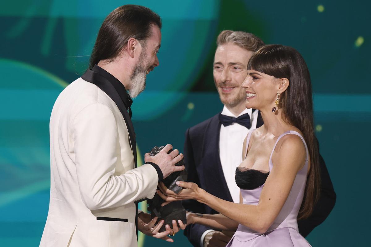 El diseñador de producción, Javier Alvariño (i), acompañado por los actores Víctor Clavijo y Amaia Salamanca, tras recibir el Goya a ´Mejor dirección de arte´.jpg