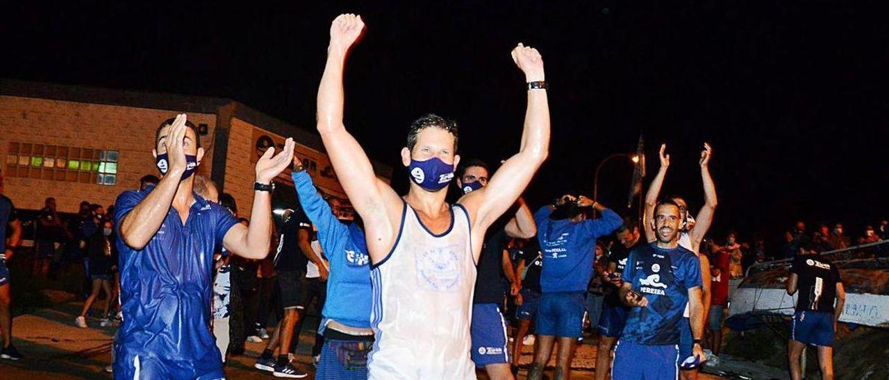 Benjamín Vázquez celebrando junto a sus remeros el ascenso tras llegar a Moaña.